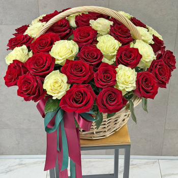 Корзинка из 45 роз импортных роз 80 см